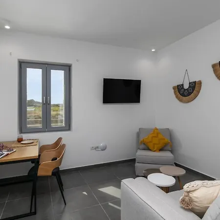 Luna Blanca Adamantas (Milos)