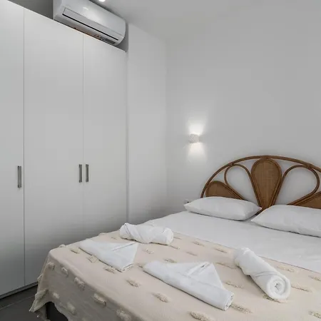 Luna Blanca Adamantas (Milos)