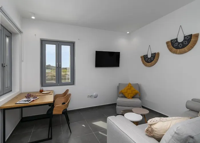 Luna Blanca Adamantas (Milos)